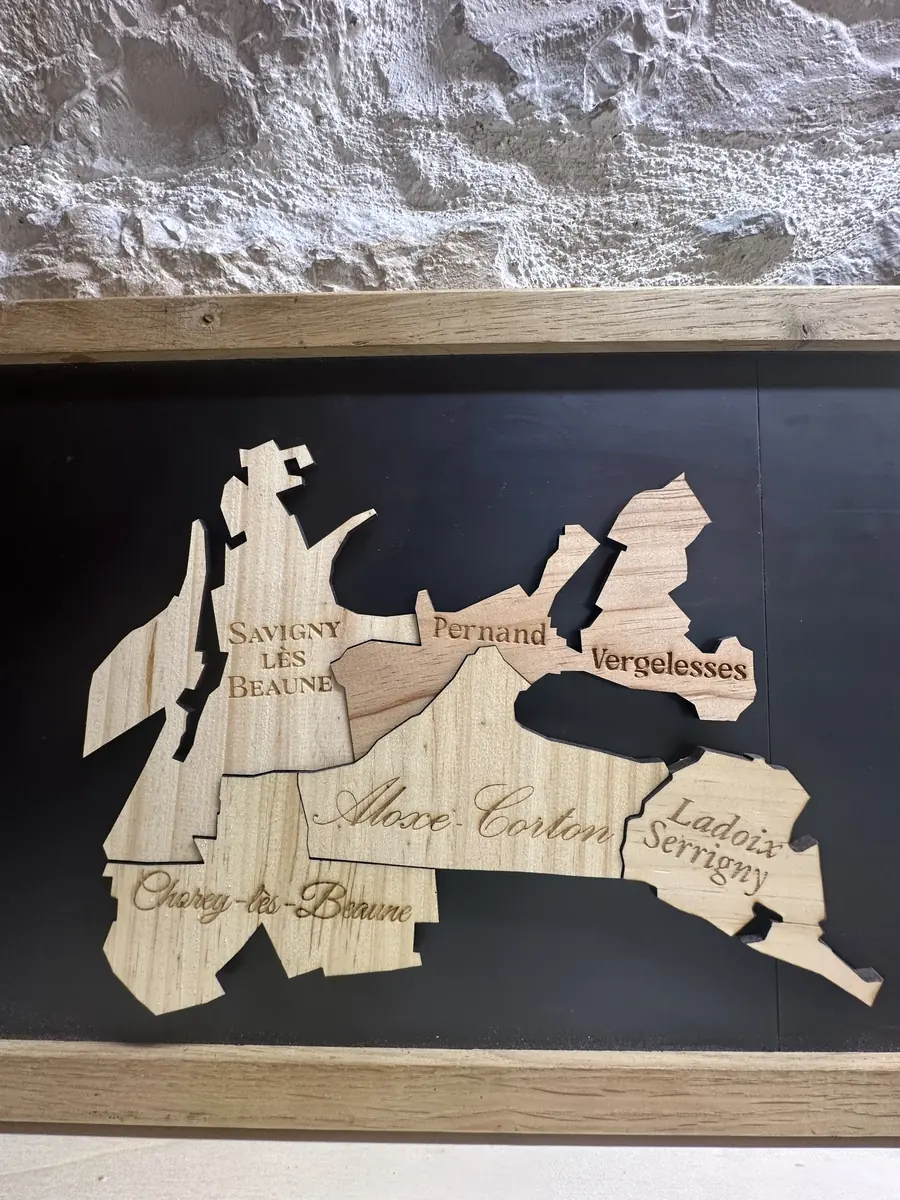 Aimants en bois découpés à la forme des appellations de Bourgogne, emboîtés