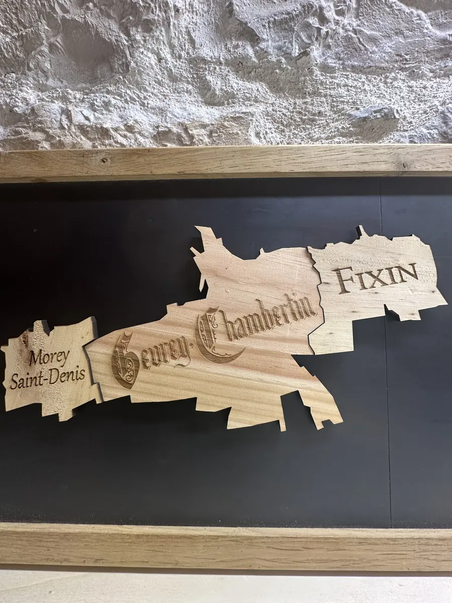 Aimants en bois découpés à la forme des appellations de Bourgogne, emboîtés
