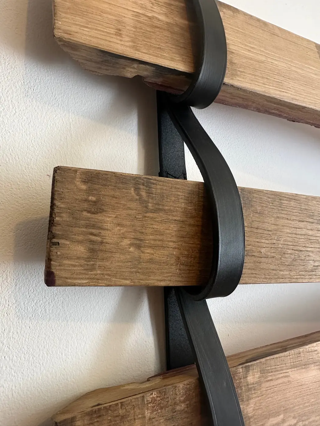 Attaches en cuir pour douelle – Fabrication artisanale de Bourgogne