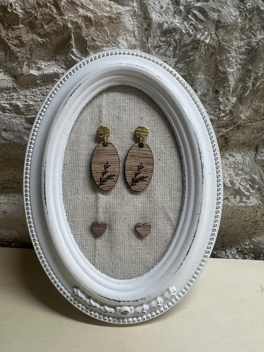 Boucles d’oreilles artisanales en chêne de fond de tonneau, teinte Pinot Noir