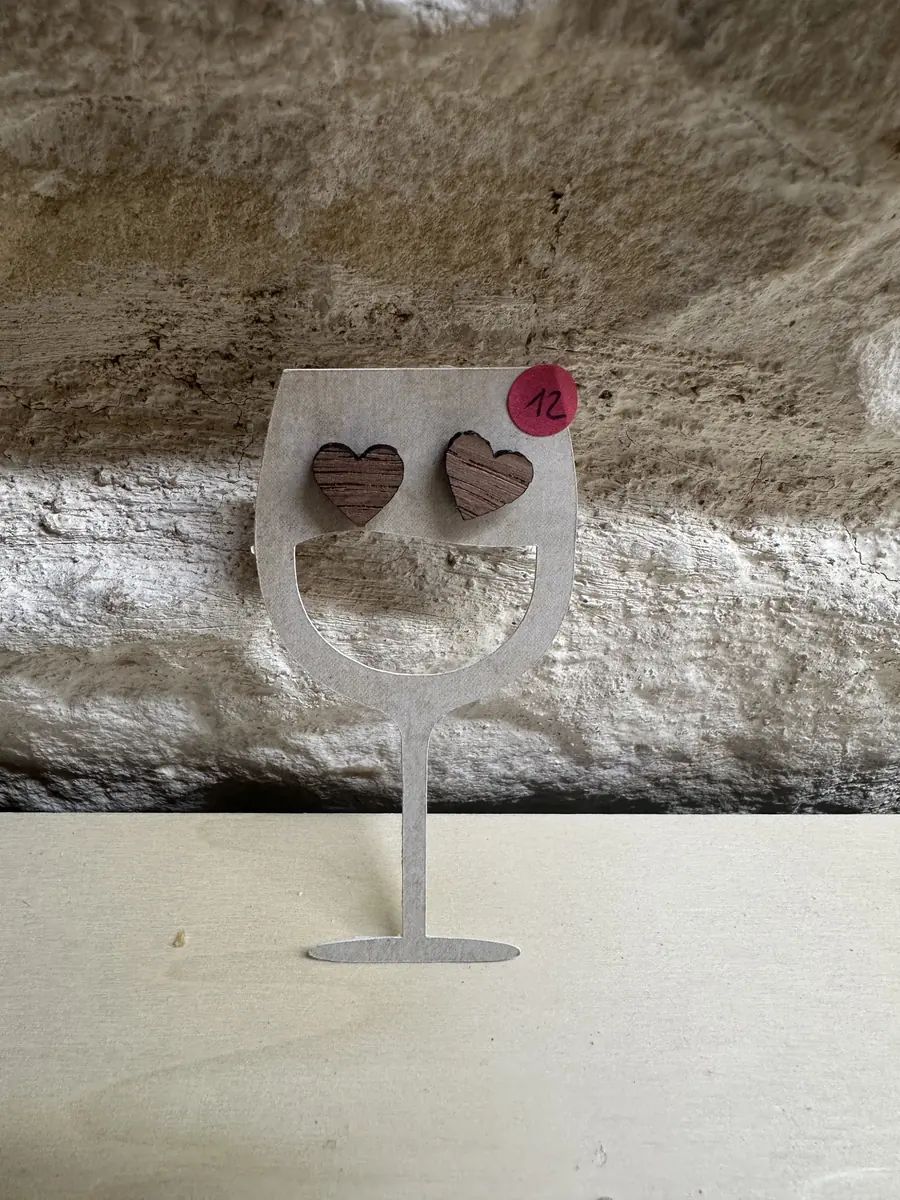 Boucles d’oreilles artisanales en chêne de fond de tonneau, teinte Pinot Noir
