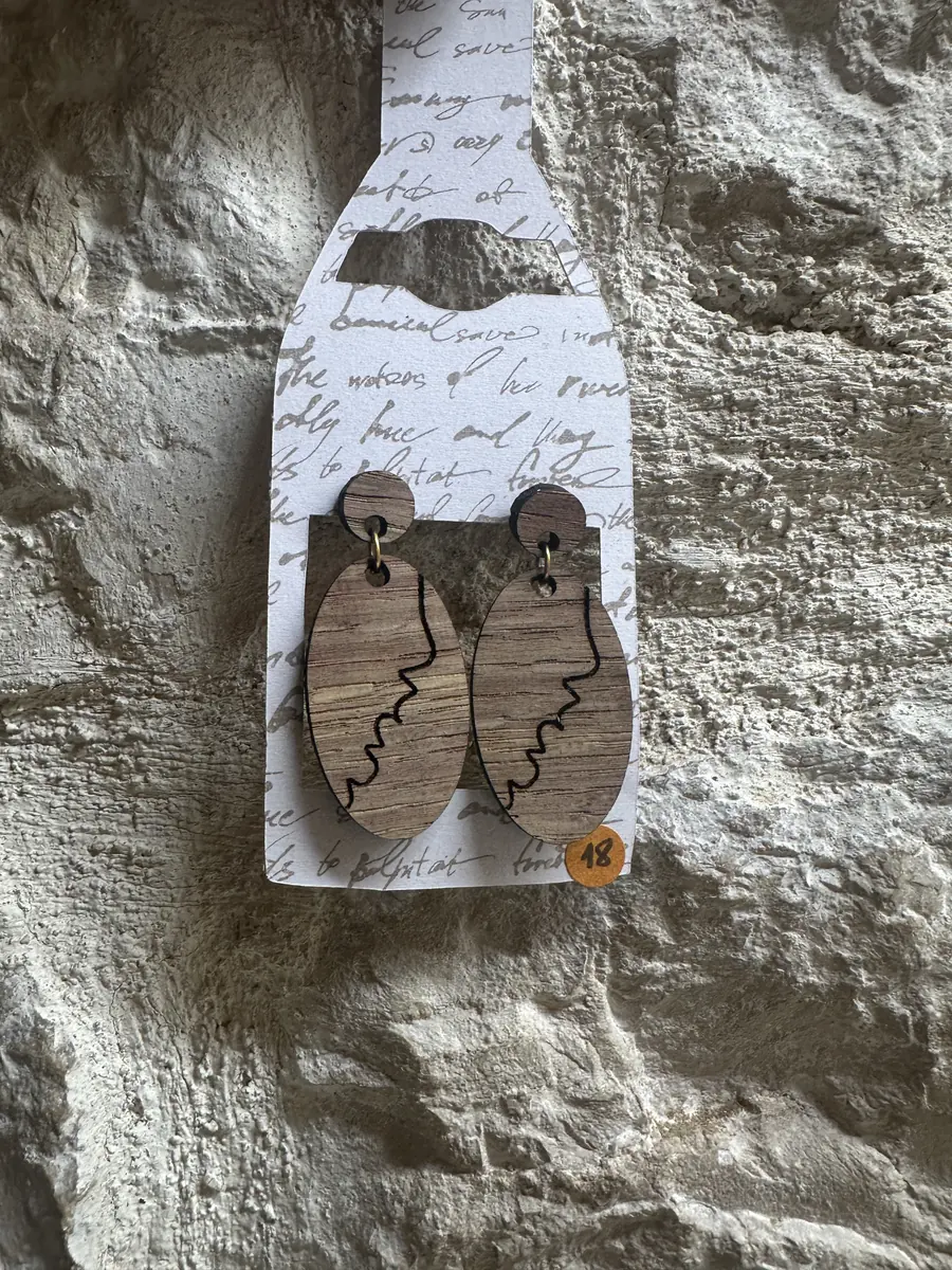 Boucles d’oreilles artisanales en chêne de fond de tonneau, teinte Pinot Noir