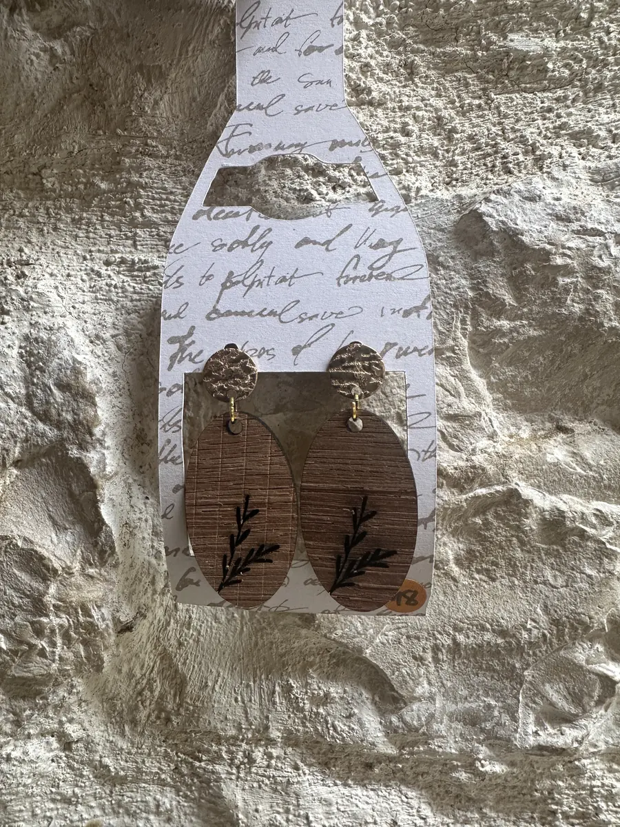 Boucles d’oreilles artisanales en chêne de fond de tonneau, teinte Pinot Noir