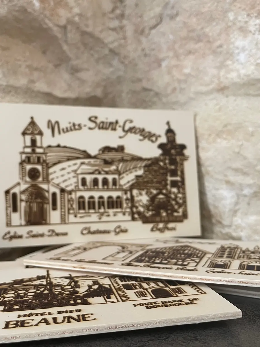 Cartes postales en bois gravées aux appellations de Bourgogne, contreplaqué de peuplier