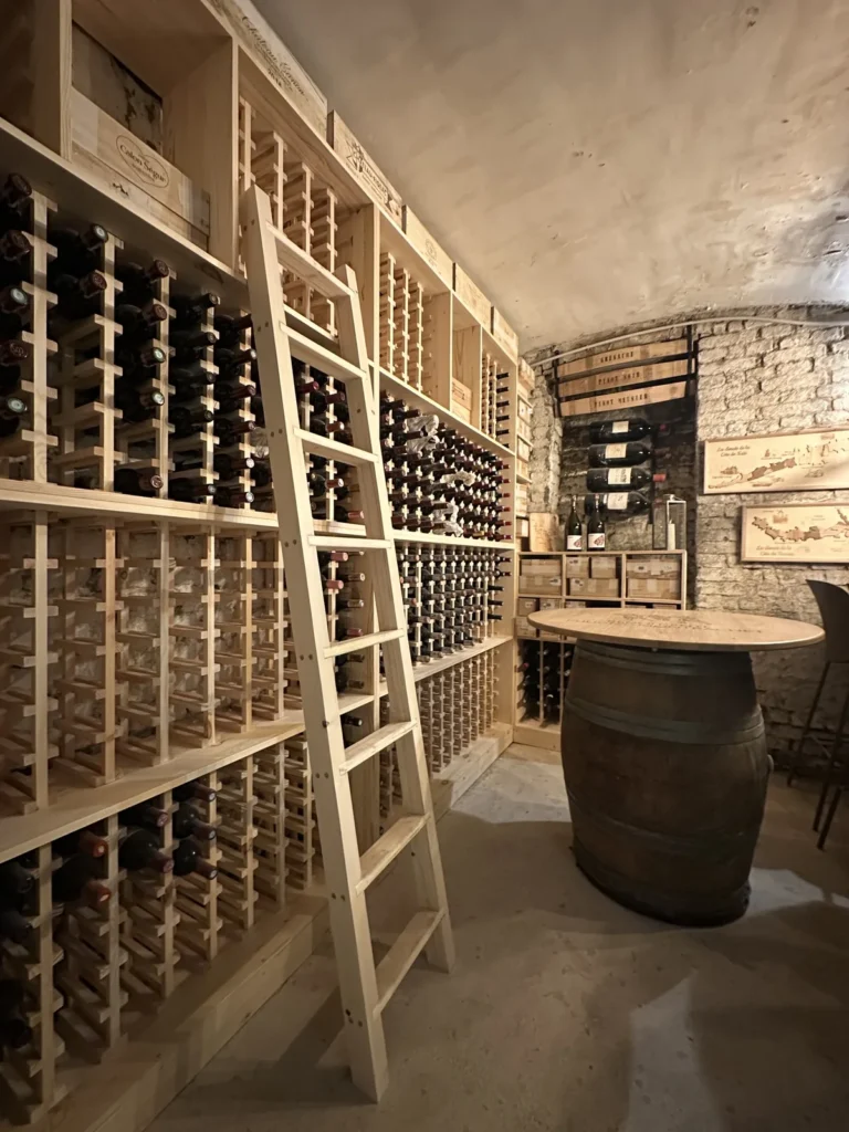 Cave à vin de 40 m² à Vienne, rayonnages toute hauteur, échelle de service et table-fût