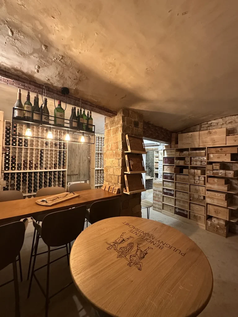 Espace de dégustation d’une cave à vin à Vienne, table-fût gravée et tabourets hauts