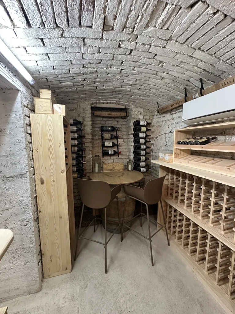 Salle voûtée d’une cave à vin de 40 m² à Vienne, casiers sur mesure et coin dégustation