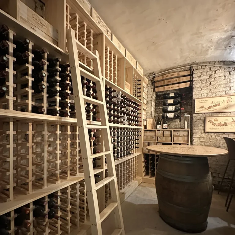 Cave à vin sur mesure de 40 m² à Vienne en Autriche, rayonnages toute hauteur et échelle