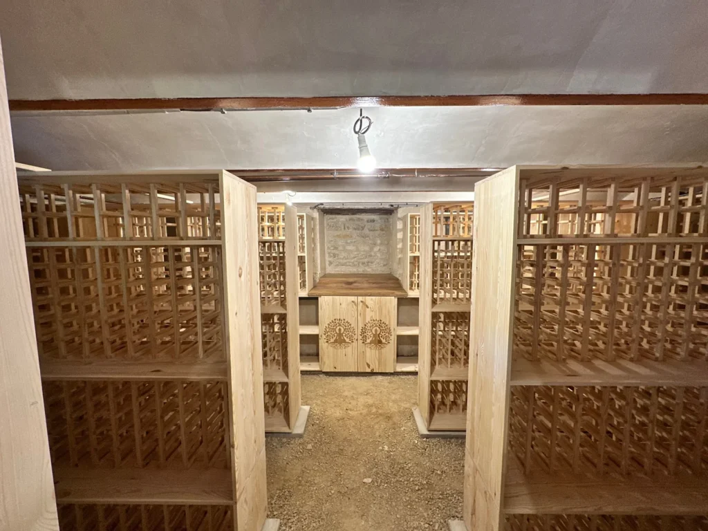 Entrée d’une cave à vin sur mesure de plus de 5000 bouteilles en Saône-et-Loire
