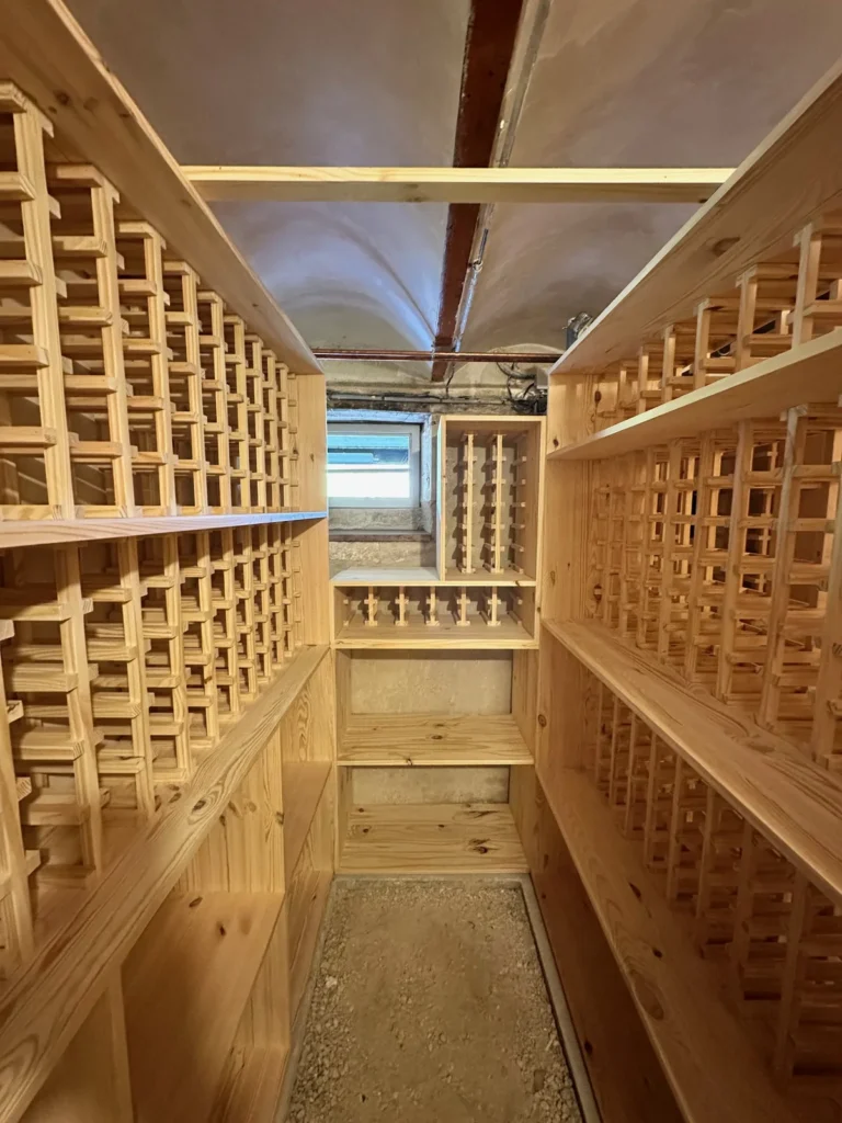 Perspective des rayonnages d’une cave à vin de 25 m² adaptée à tous les formats de bouteille