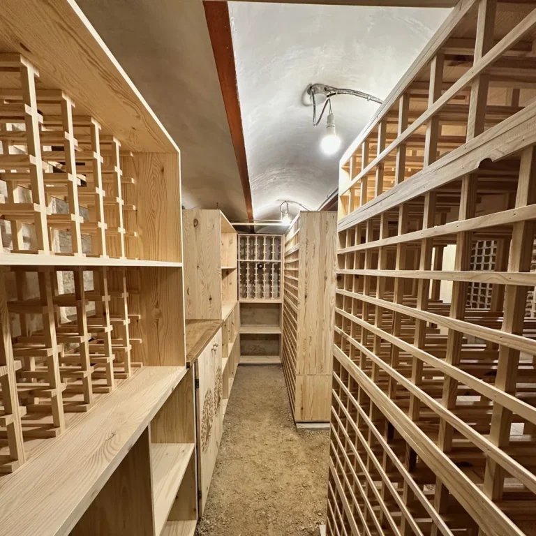 Cave à vin sur mesure de 25 m² en Saône-et-Loire, agencement style bibliothèque