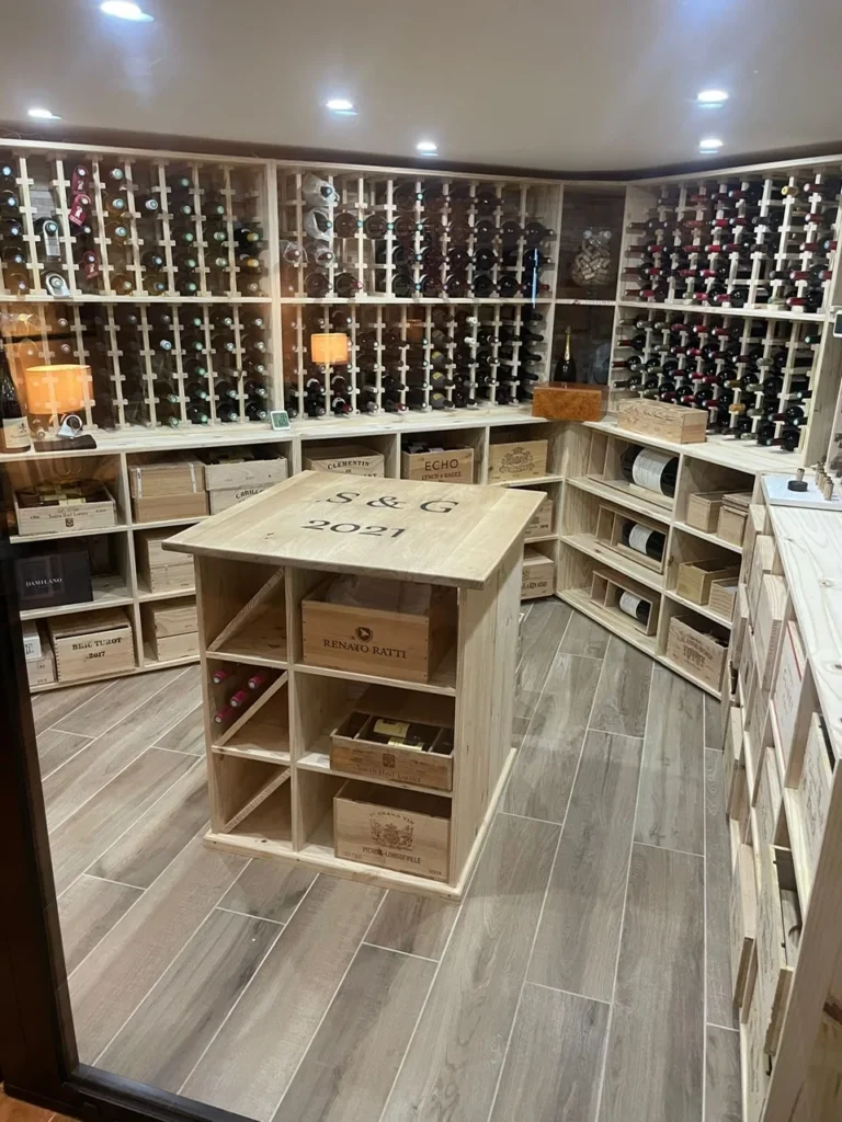 Cave à vin de 15 m² en Alsace, îlot central personnalisé et murs de casiers individuels