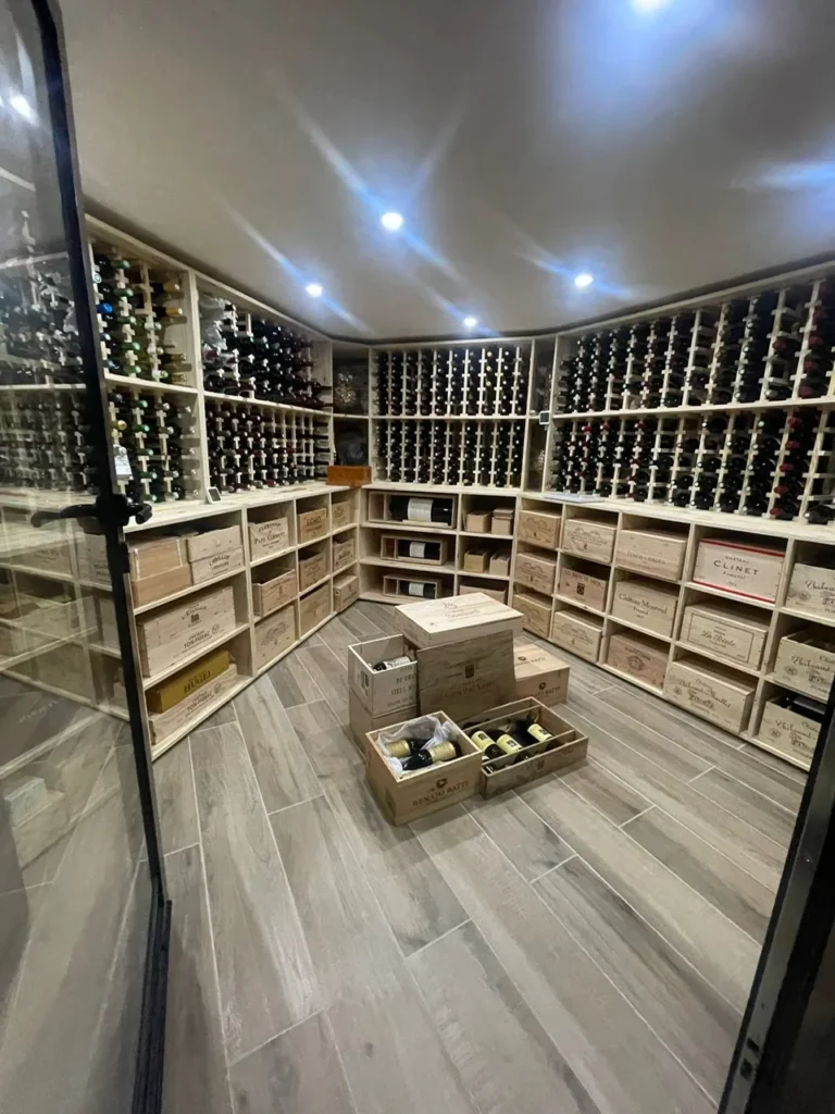 Vue d’ensemble d’une cave à vin de 15 m² en Alsace, casiers individuels et caissons pour caisses bois