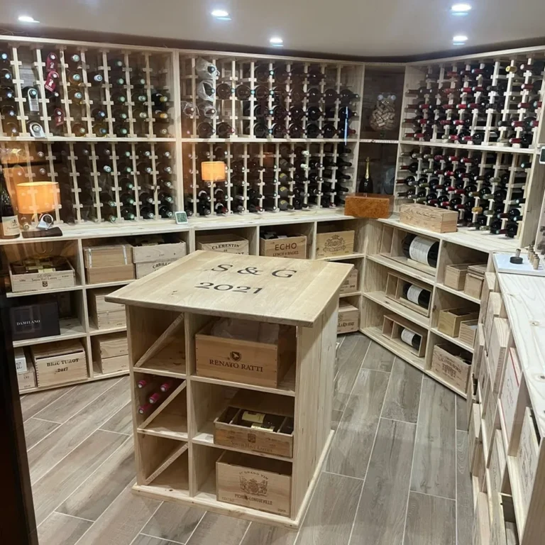 Cave à vin sur mesure de 15 m² en Alsace avec îlot central en bois gravé