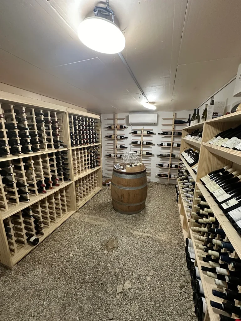 Cave à vin de 11 m² en Côte-d’Or, emplacements individuels sur toute la hauteur et fût en chêne