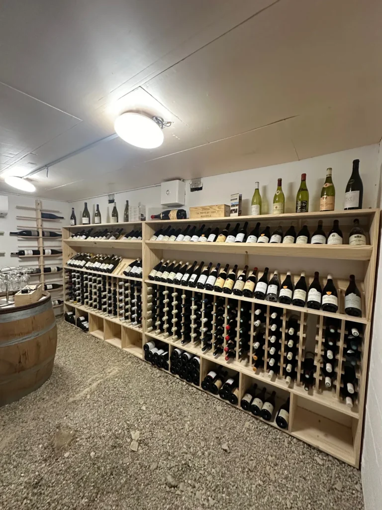 Plan incliné de présentation des bouteilles dans une cave à vin sur mesure en Côte-d’Or