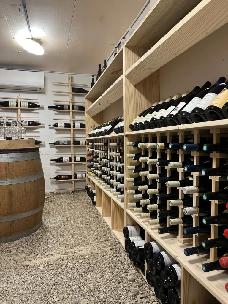 Rack à magnums et emplacements individuels dans une cave à vin sur mesure de 11 m²