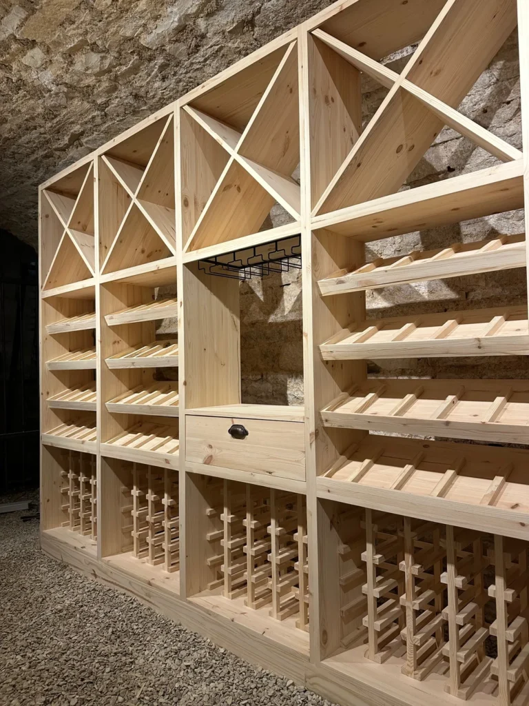 Détail des casiers en X, du tiroir de rangement et du rack à verres d’une cave à vin sur mesure