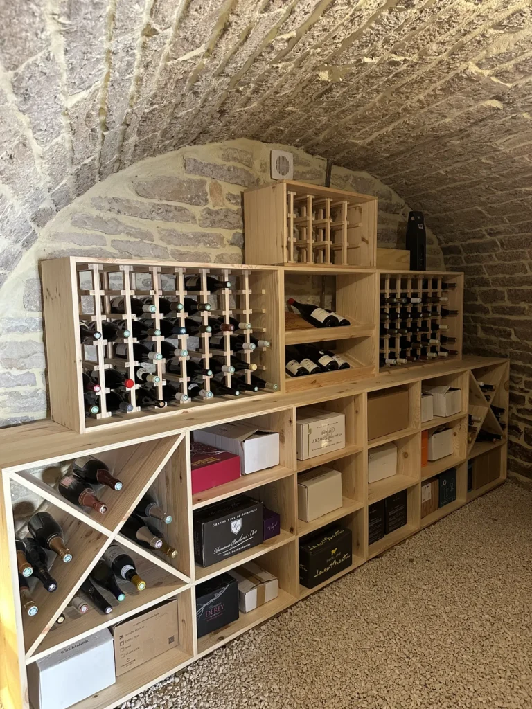 Cave à vin voûtée aménagée sur 3,4 mètres linéaires en Côte-d’Or, casiers remplis sous la voûte en pierre