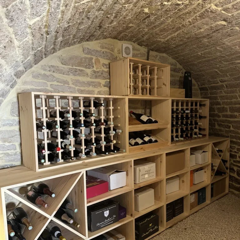 Cave à vin voûtée sur mesure en Côte-d’Or, casiers garnis de bouteilles et de magnums