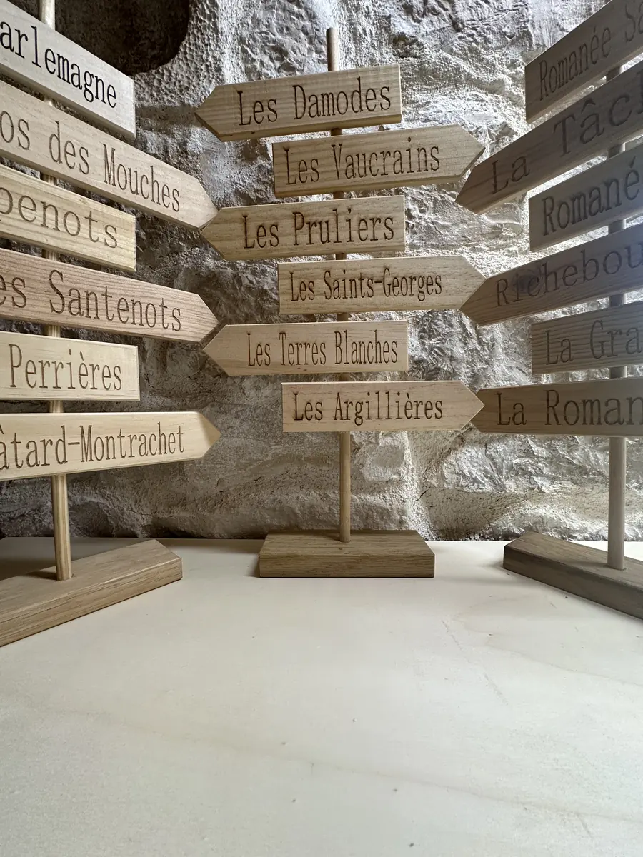 Panneau de direction en bois – Villages et climats de Bourgogne