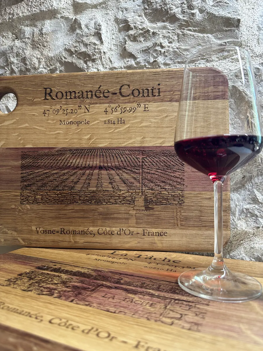 Planche apéritive en chêne d’ancien tonneau gravée d’un Grand Cru, gamme Apogée