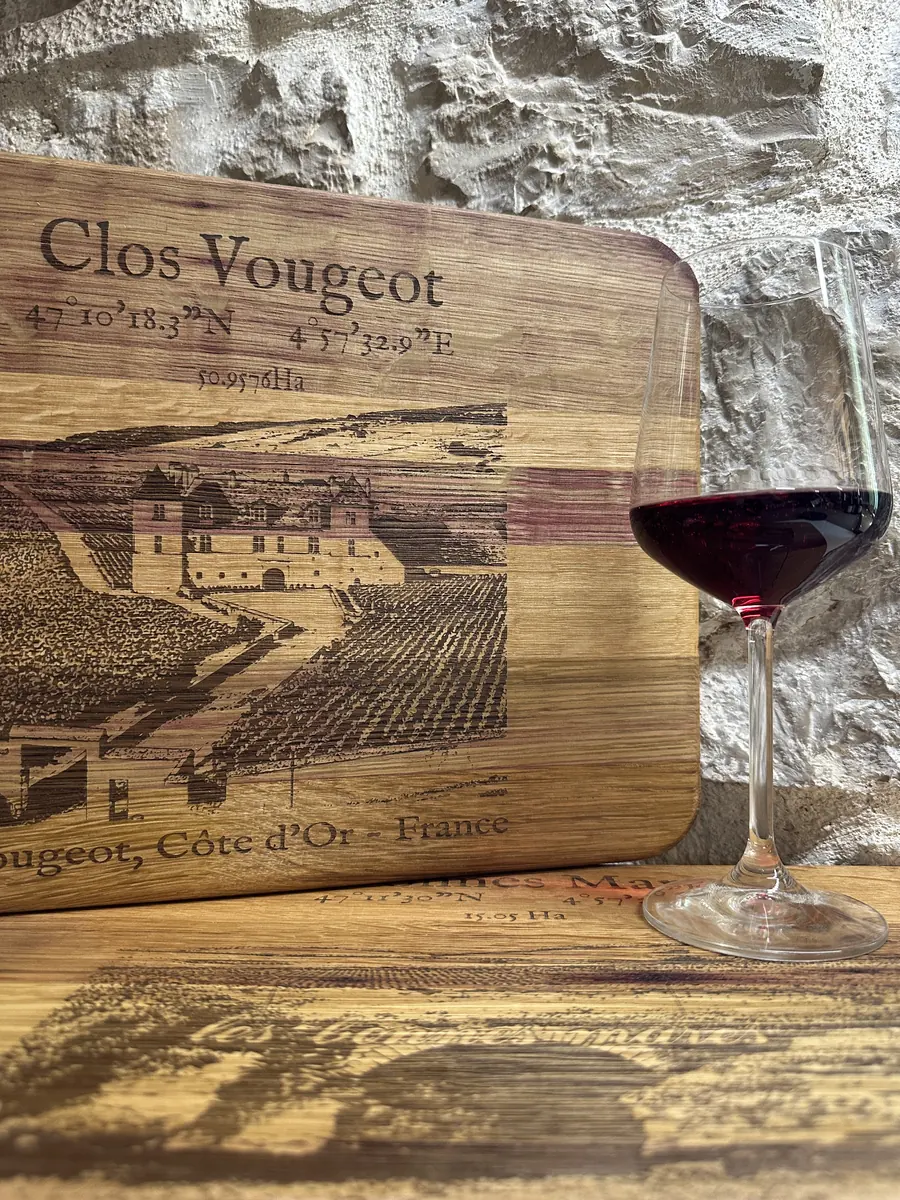 Planche apéritive en chêne d’ancien tonneau gravée d’un Grand Cru, gamme Apogée