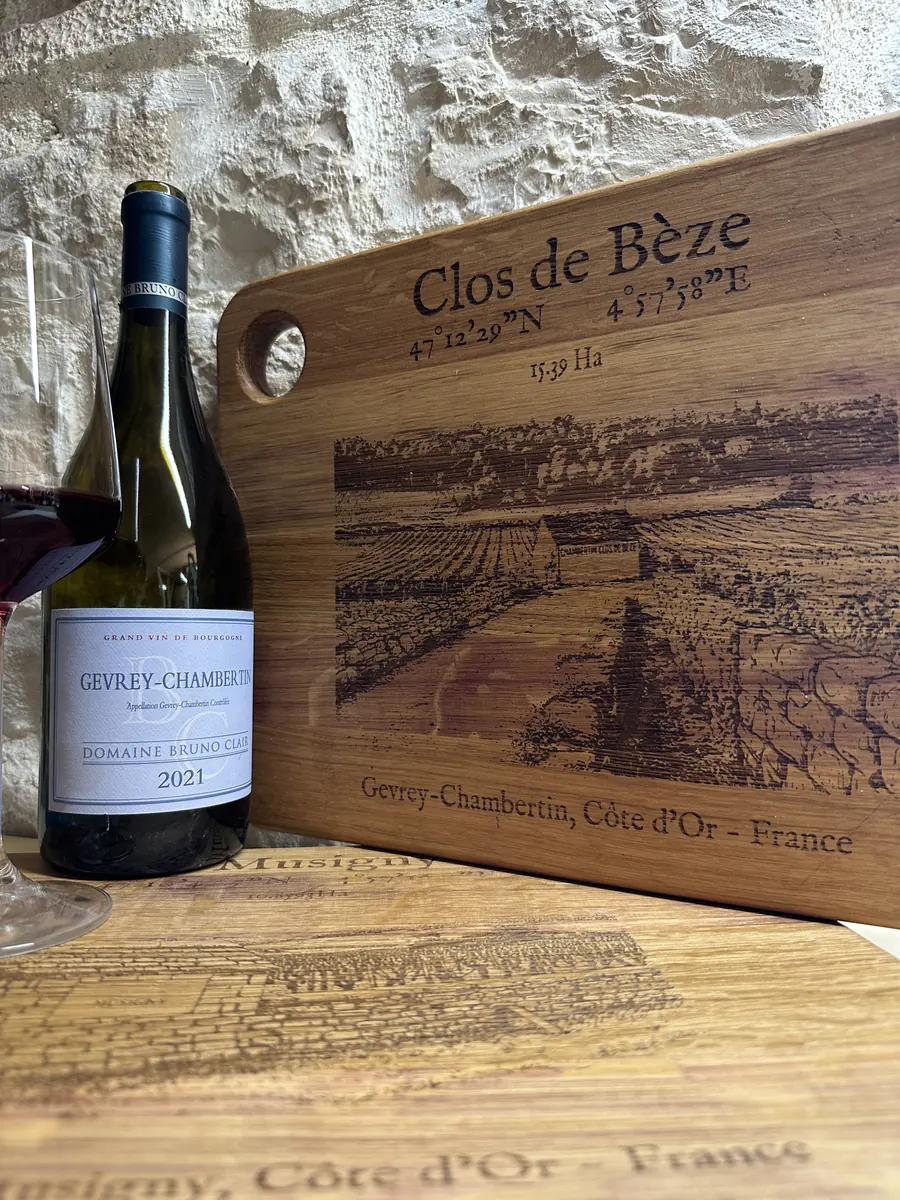 Planche apéritive en chêne d’ancien tonneau gravée d’un Grand Cru, gamme Apogée