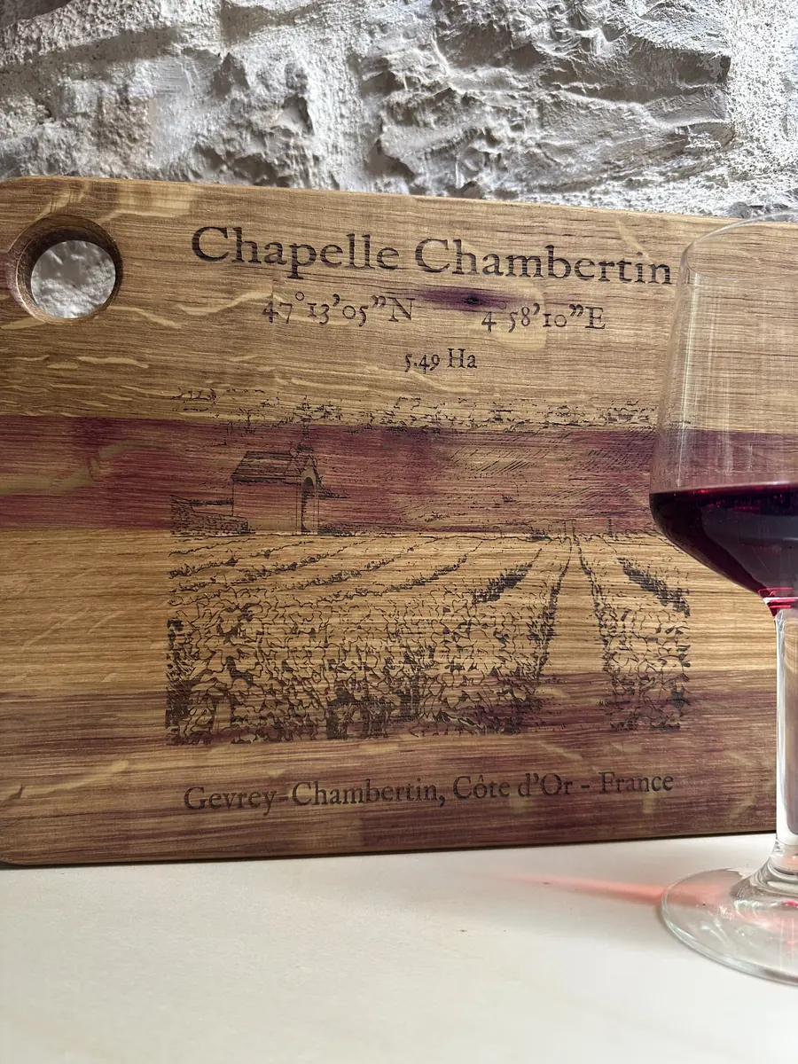 Planche apéritive en chêne d’ancien tonneau gravée d’un Grand Cru, gamme Apogée
