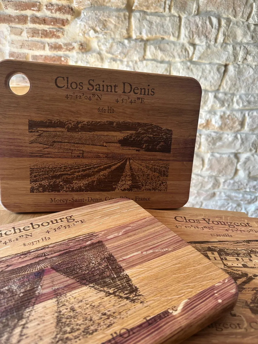Planche apéritive en chêne d’ancien tonneau gravée d’un Grand Cru, gamme Apogée