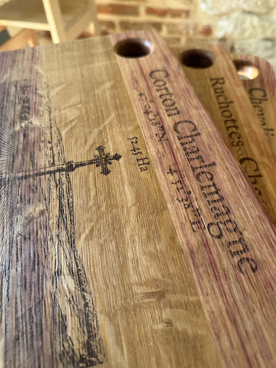 Planche apéritive en chêne d’ancien tonneau gravée d’un Grand Cru, gamme Apogée
