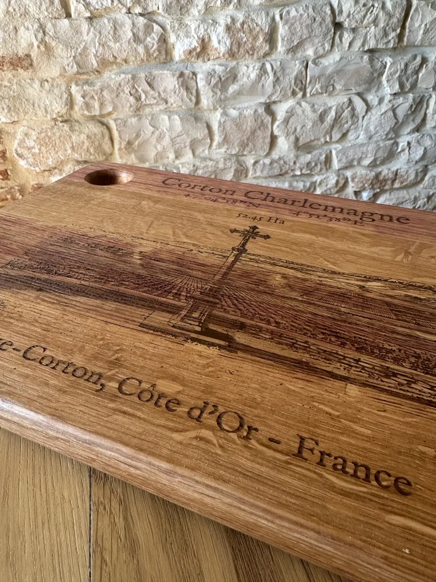 Planche apéritive en chêne d’ancien tonneau gravée d’un Grand Cru, gamme Apogée