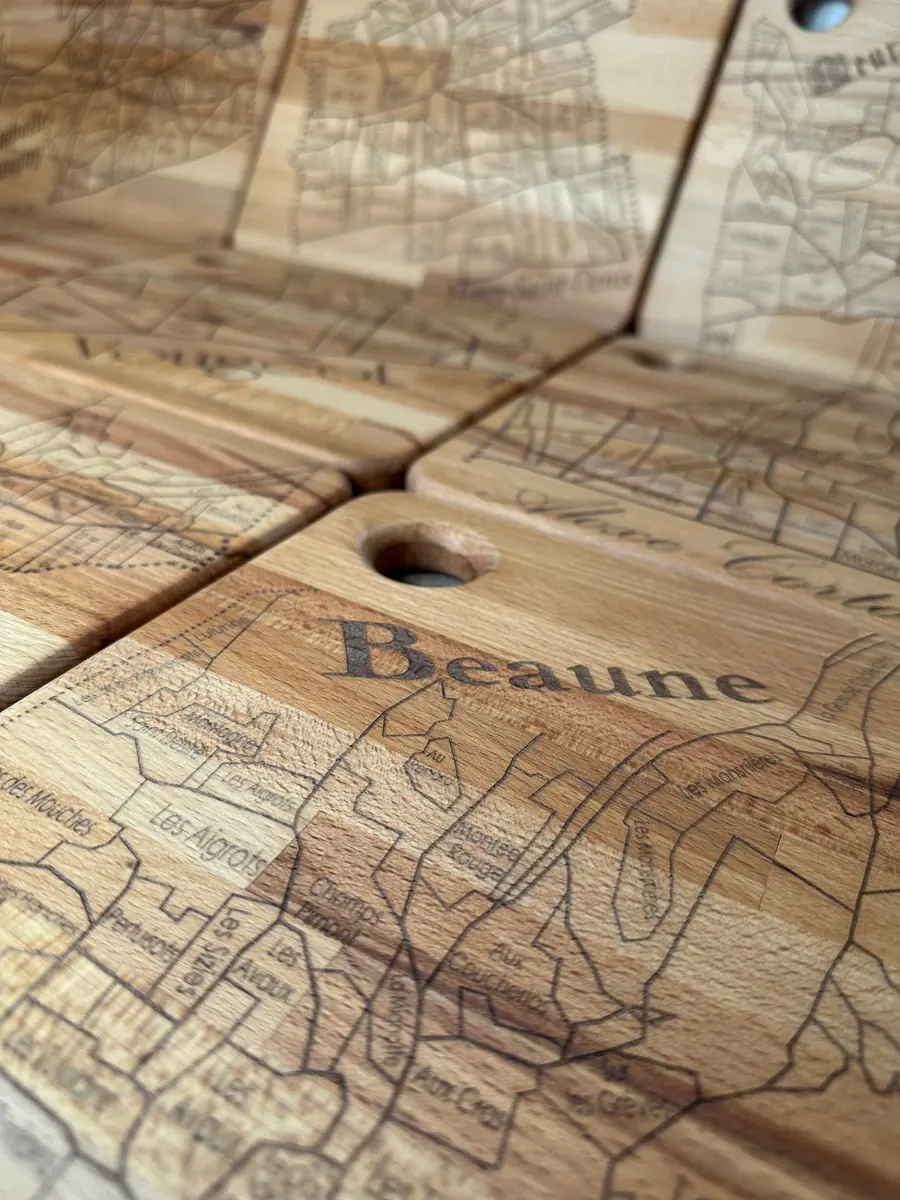 Planche apéritive en hêtre massif gravée des appellations de Bourgogne, gamme Origine