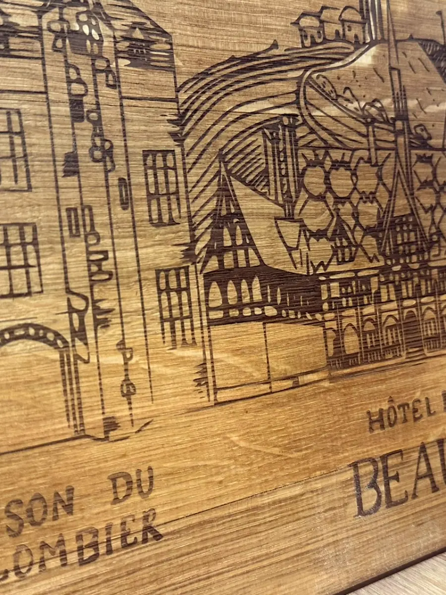 Planche apéritive XXL en fond de tonneau gravée Batiments Beaune Zoom