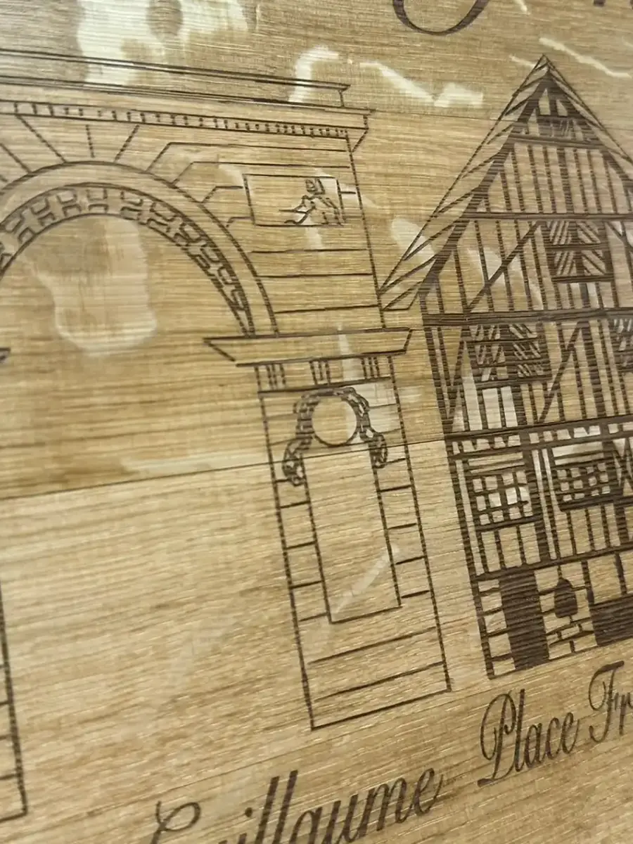 Planche apéritive XXL en fond de tonneau gravée Batiments Dijon Zoom