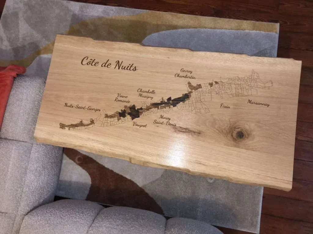 Plateau de table en chêne gravé de la carte détaillée de la Côte de Nuits et de ses appellations