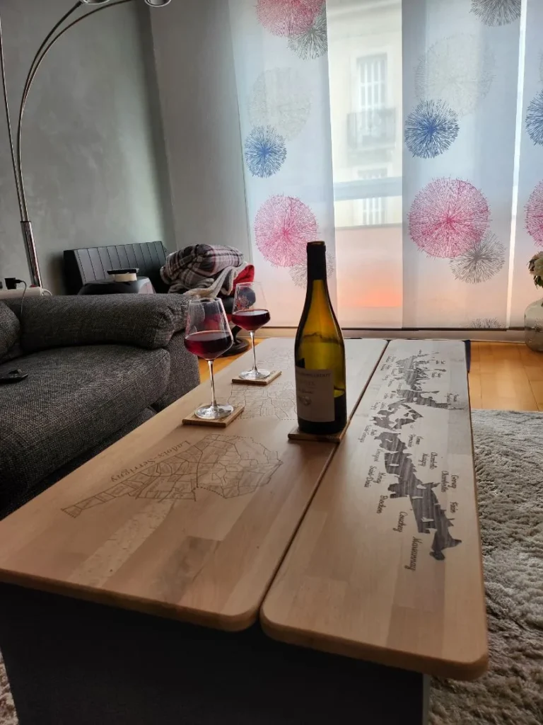 Table basse viticole en chêne gravée du vignoble, dans un salon lumineux