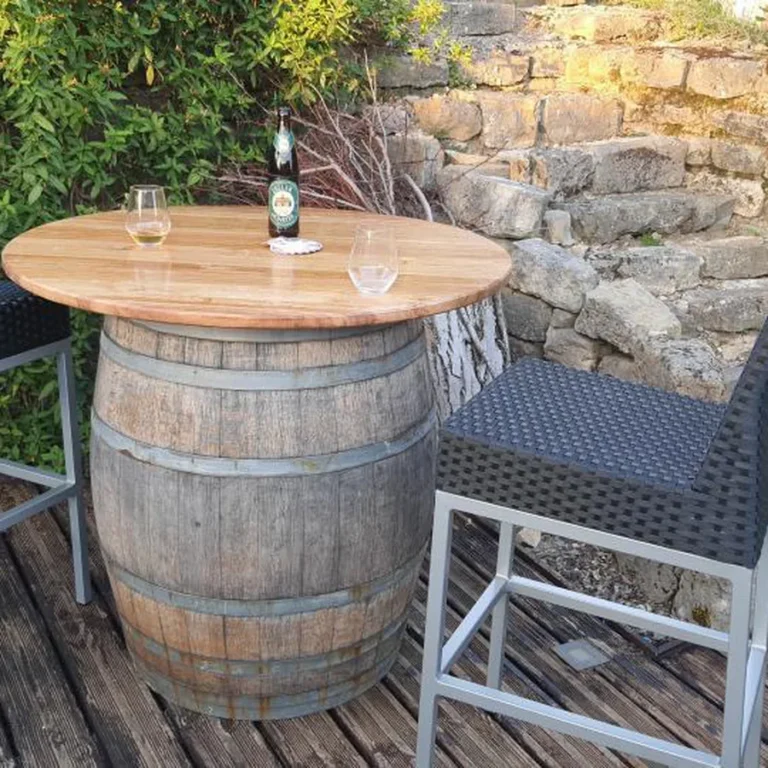 Table haute réalisée sur un fût de vin bourguignon avec plateau en chêne massif, installée en terrasse