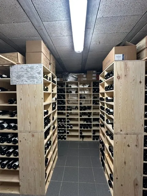 Cave à vin sur mesure réalisée dans les Hautes Côtes : caissons en bois massif accueillant de nombreuses bouteilles tout format. Une fabrication signée Le menuisier de la Cave