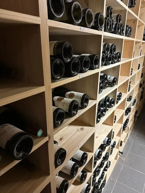 Cave à vin sur mesure réalisée dans les Hautes Côtes : caissons en bois massif accueillant de nombreuses bouteilles tout format. Une fabrication signée Le menuisier de la Cave
