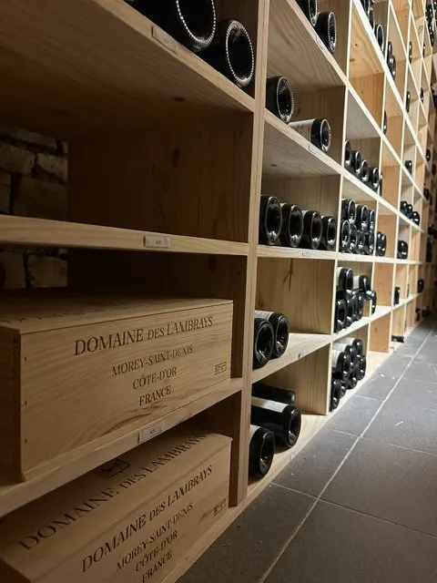 Cave à vin sur mesure réalisée dans les Hautes Côtes : caissons en bois massif accueillant de nombreuses bouteilles tout format. Une fabrication signée Le menuisier de la Cave