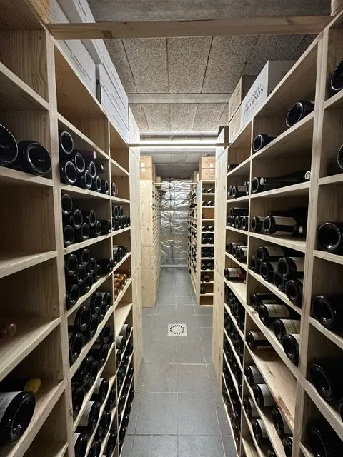 Cave à vin sur mesure réalisée dans les Hautes Côtes : caissons en bois massif accueillant de nombreuses bouteilles tout format. Une fabrication signée Le menuisier de la Cave