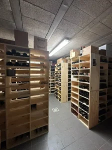 Cave à vin sur mesure réalisée dans les Hautes Côtes : caissons en bois massif accueillant de nombreuses bouteilles tout format. Une fabrication signée Le menuisier de la Cave